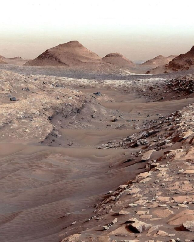 На просторах Марса- фото холодного и неприветливого пейзажа от ровера Curiosity.